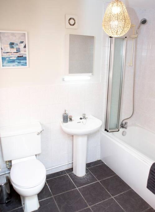 Cheerful 2 Bedroom House In The Heart Of 贝尔法斯特 外观 照片